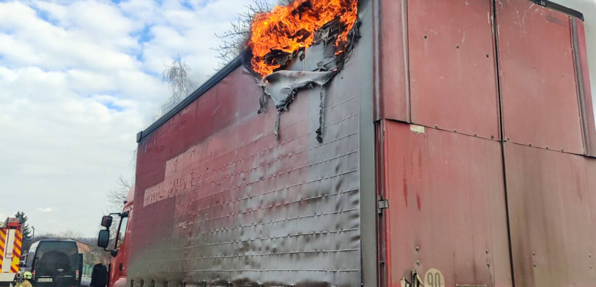 Через коротке замикання спалахнули дві вантажівки в області