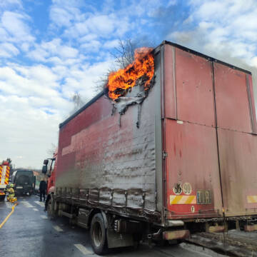 3 Через коротке замикання спалахнули дві вантажівки в області