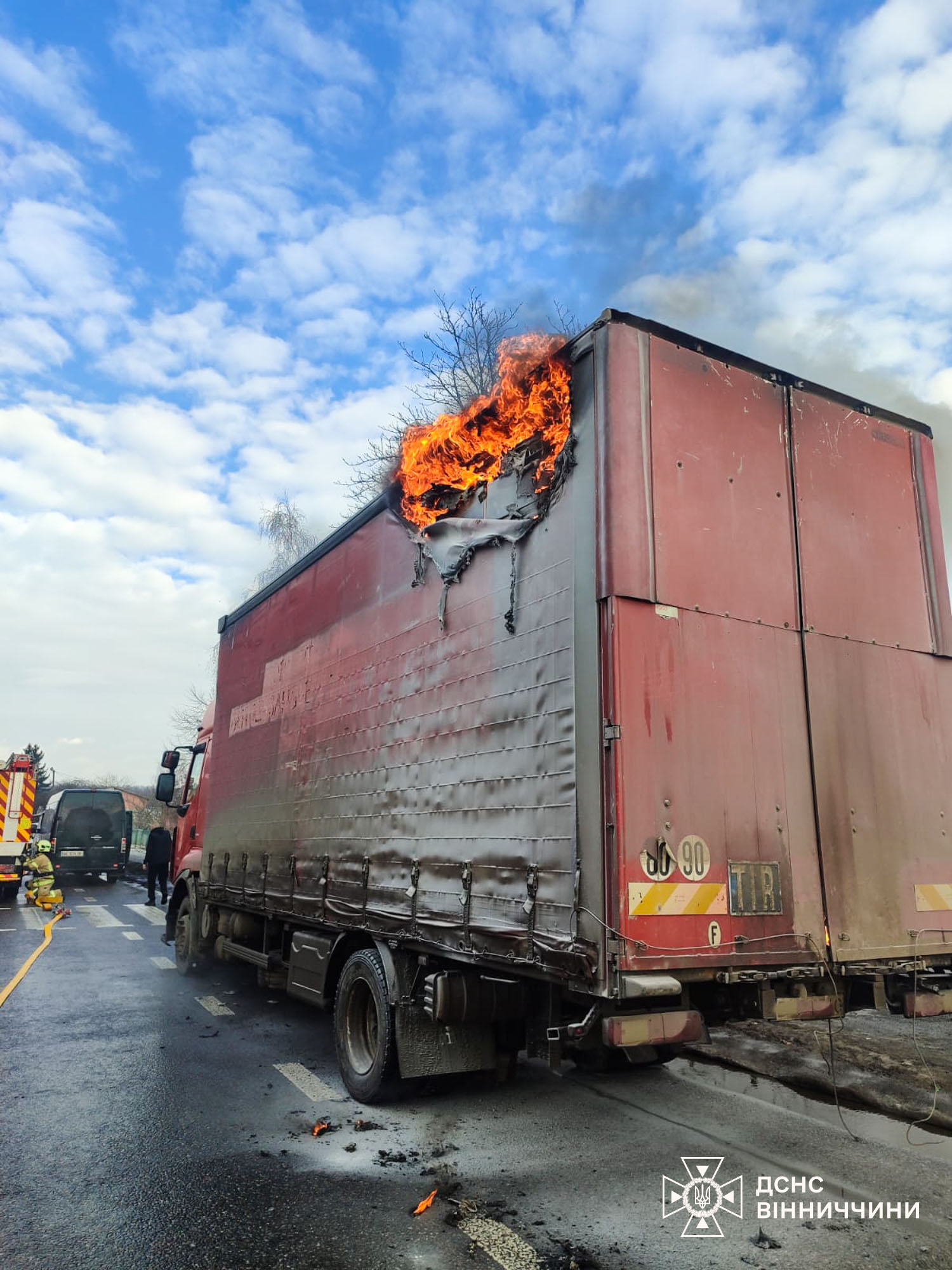 Через коротке замикання спалахнули дві вантажівки в області