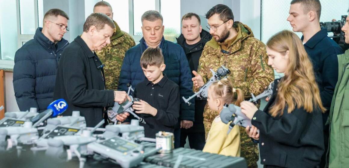 Міжрегіональний координаційний гуманітарний штаб передав «Червоній Калині» 200 FPV-дронів, 15 Matrice 4E та 400 окопних свічок