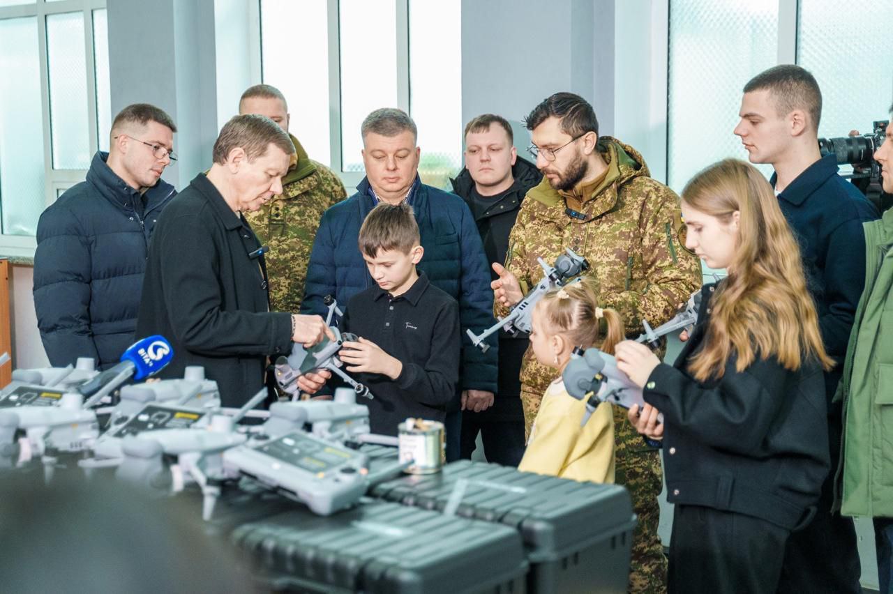 Міжрегіональний координаційний гуманітарний штаб передав «Червоній Калині» 200 FPV-дронів, 15 Matrice 4E та 400 окопних свічок