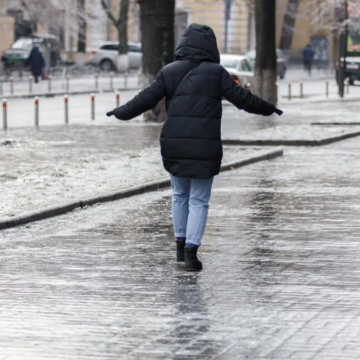 На Вінниччині оголосили жовтий рівень небезпеки через сильний вітер та ожеледицю