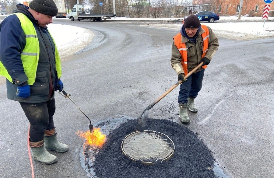 Зимовий ремонт доріг у Вінниці: як працюють бригади за мінусових температур