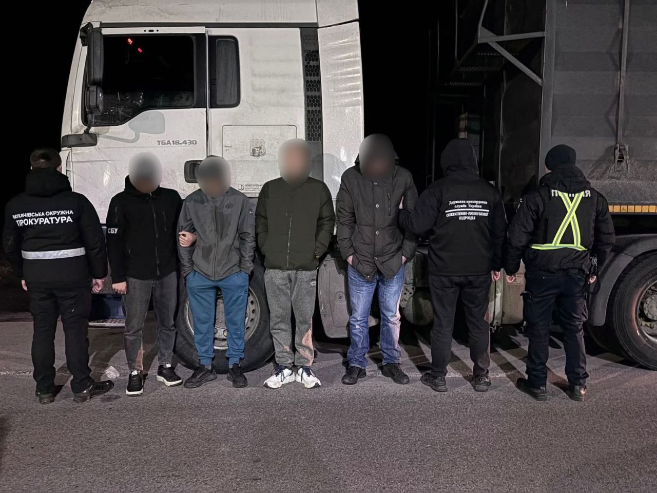 Віз до Угорщини «клієнтів» у спальному відсіку вантажівки водій із Вінниччини