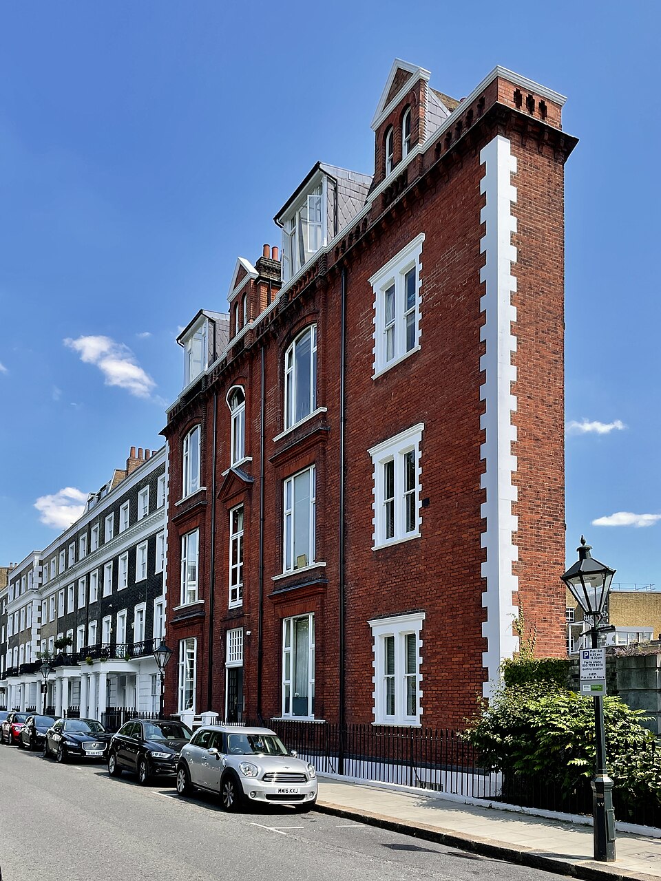 Будинки шириною один метр: як живуть у найвужчих спорудах світу