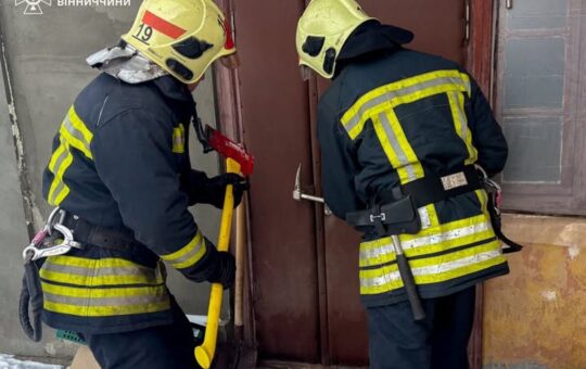 Рятувальники двічі за добу екстрено відчиняли двері: допомогли літній жінці та чоловікові