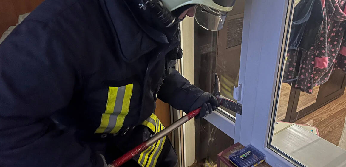 У Вінниці дворічний малюк випадково зачинив маму на балконі