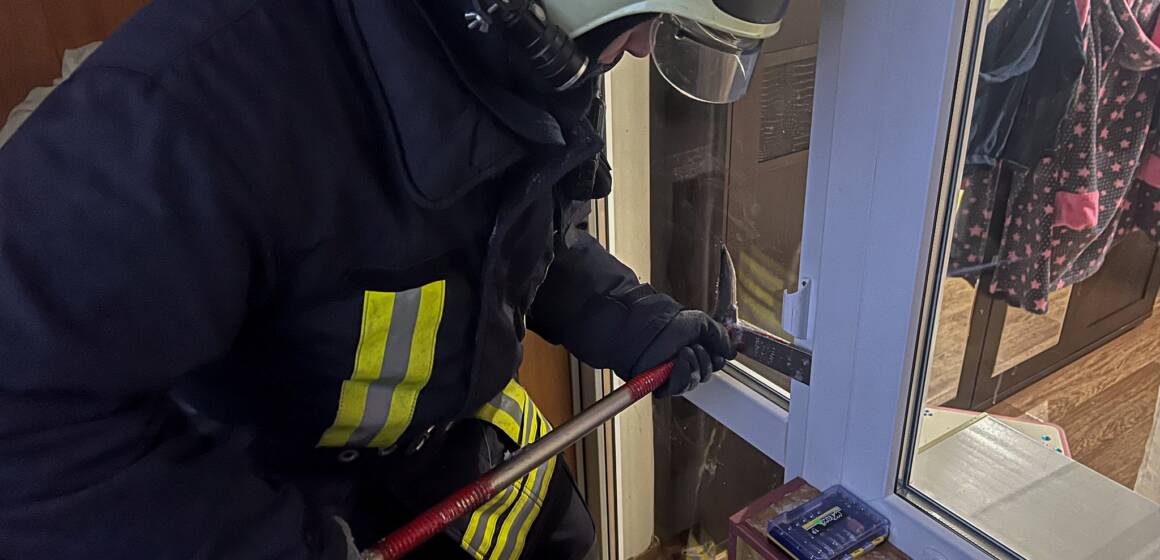 Оперативно та безпечно: у Вінниці рятувальники двічі відкривали двері в екстрених випадках