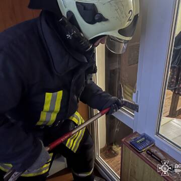 Оперативно та безпечно: у Вінниці рятувальники двічі відкривали двері в екстрених випадках