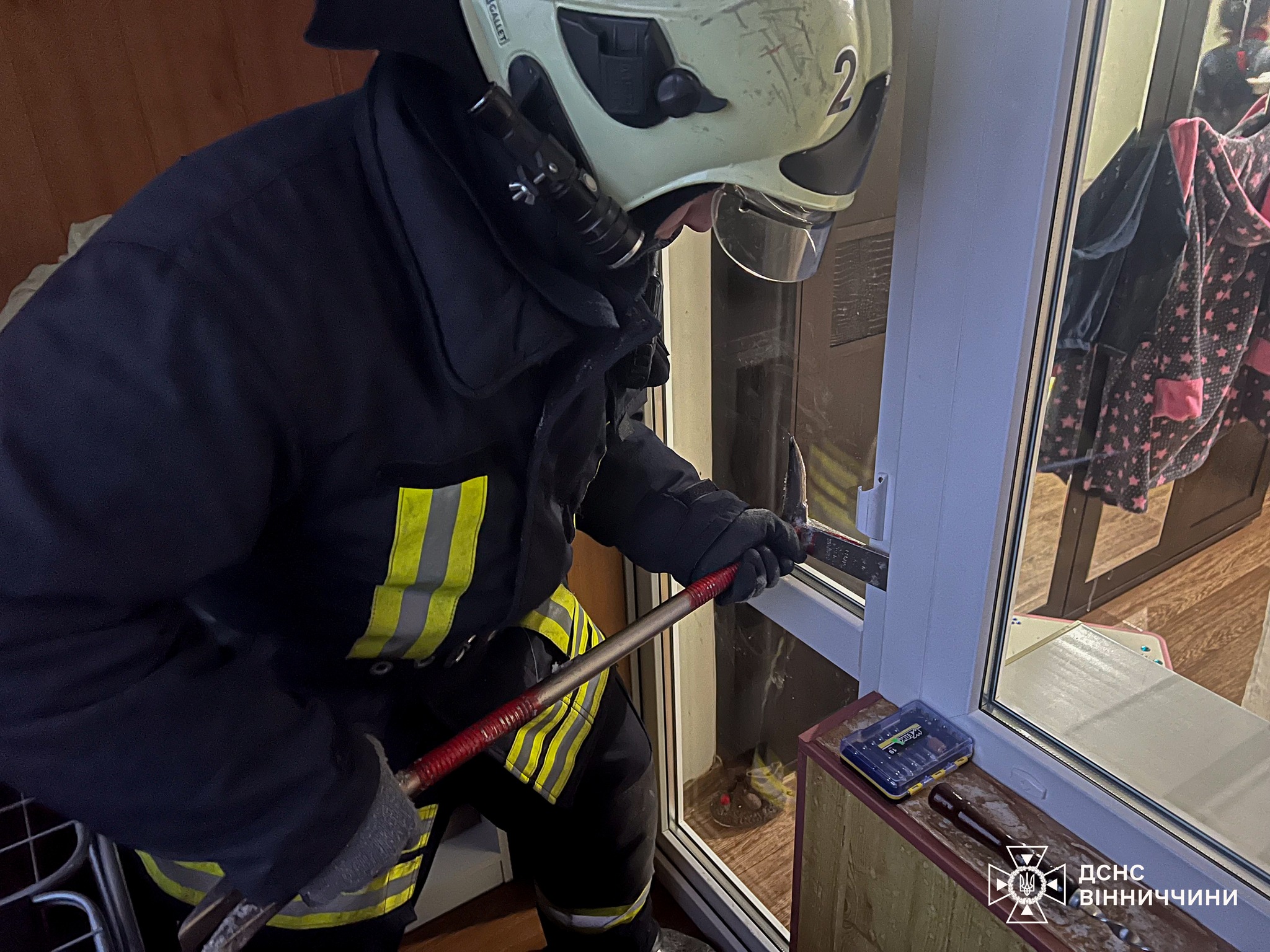 Оперативно та безпечно: у Вінниці рятувальники двічі відкривали двері в екстрених випадках