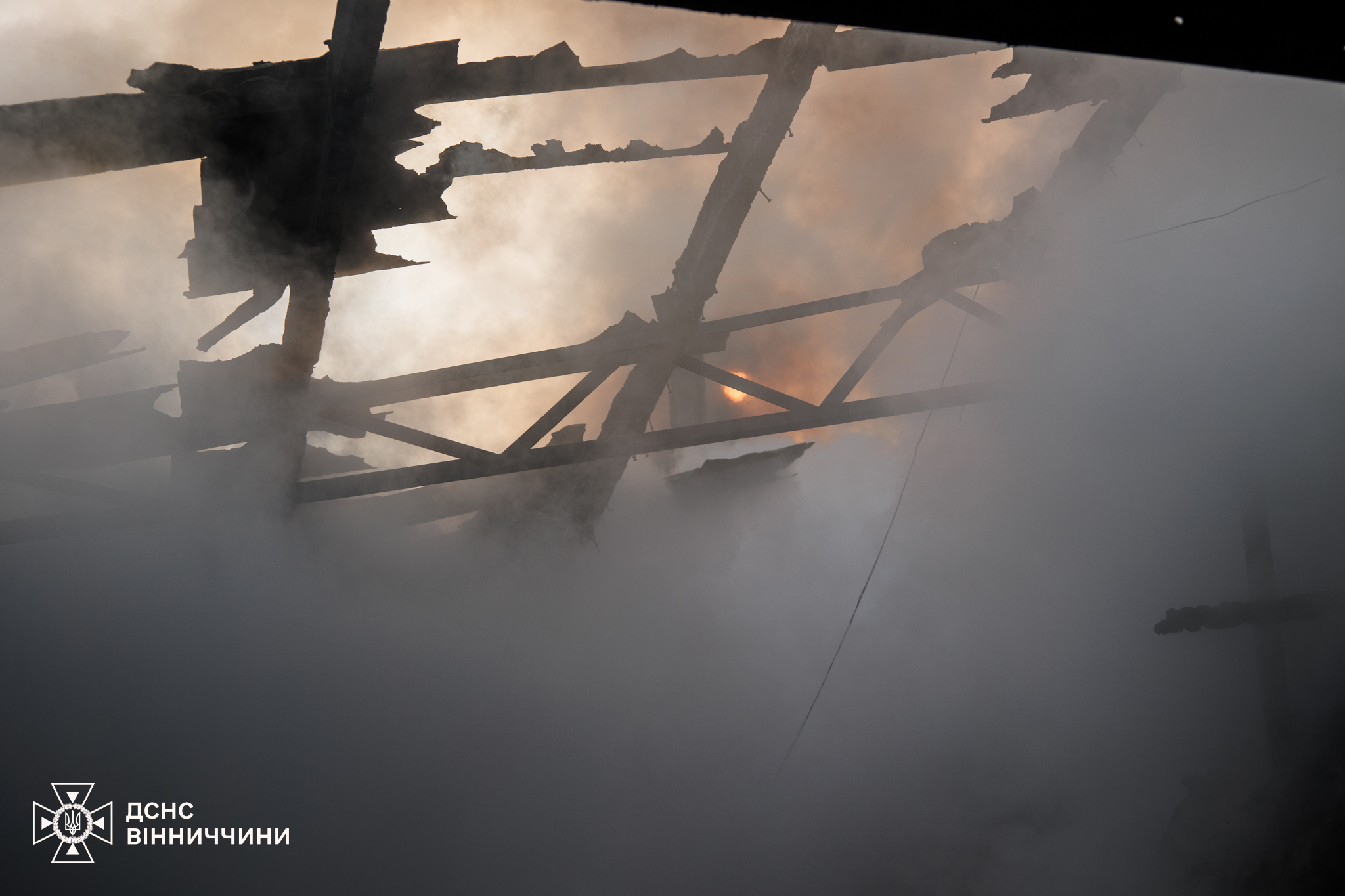 Вінницькі вогнеборці запобігли масштабній пожежі в промисловій зоні