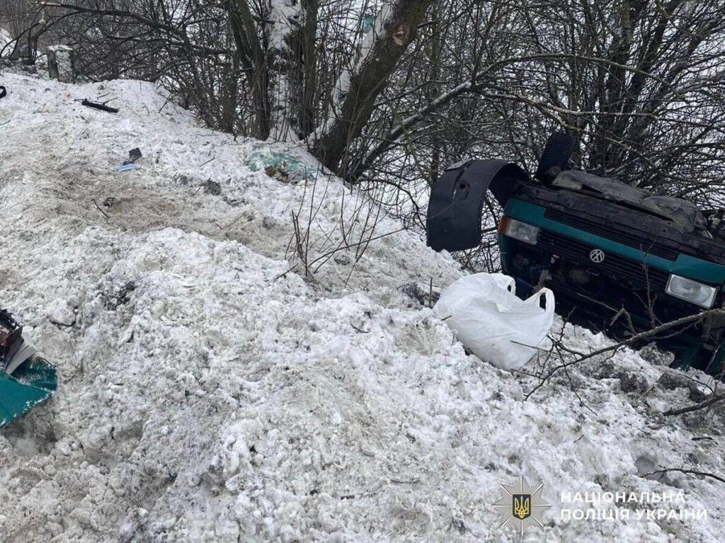 Загибель пасажира та травмування пішохода: правоохоронці зясовують обставини аварій на Вінниччині