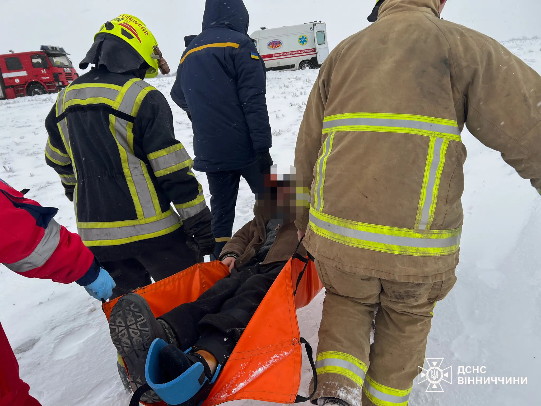 Бійці ДСНС Вінниччини понад кілометр несли до медиків чоловіка з переламаною ногою