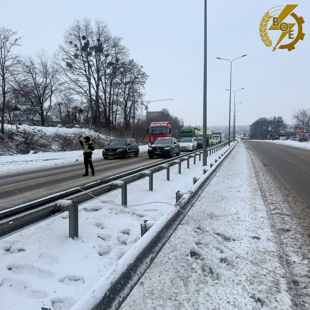 Вінницькі енергетики ліквідували складну аварію над автотрасою
