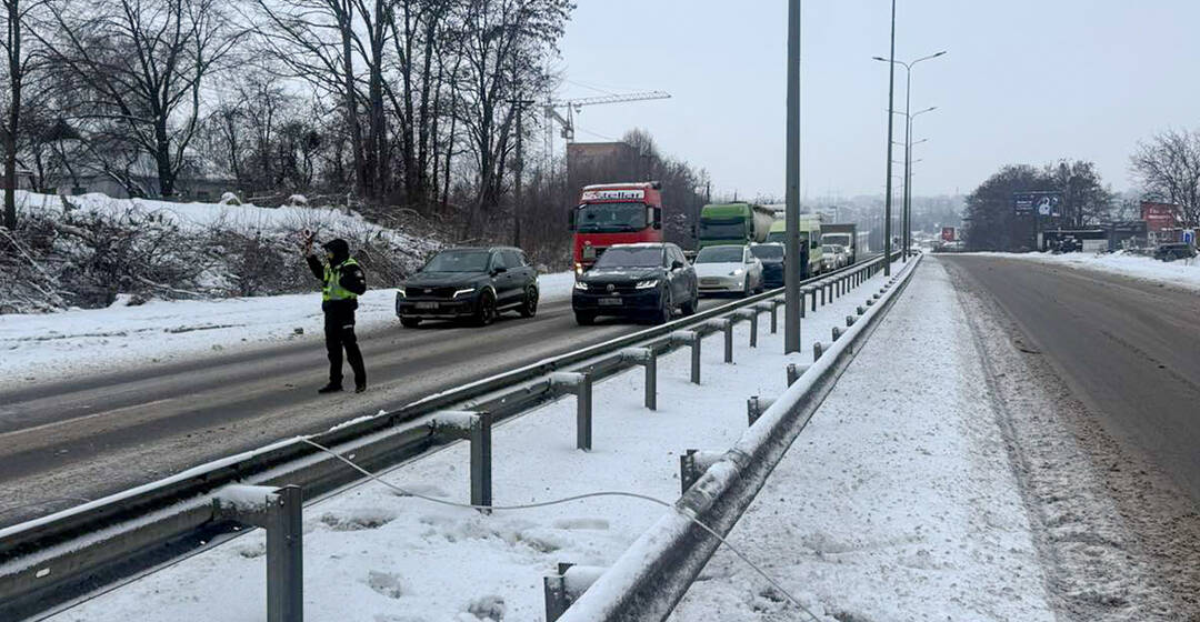 Вінницькі енергетики ліквідували складну аварію над автотрасою