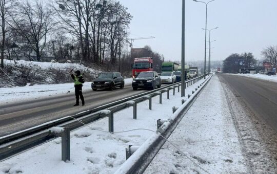 Вінницькі енергетики ліквідували складну аварію над автотрасою