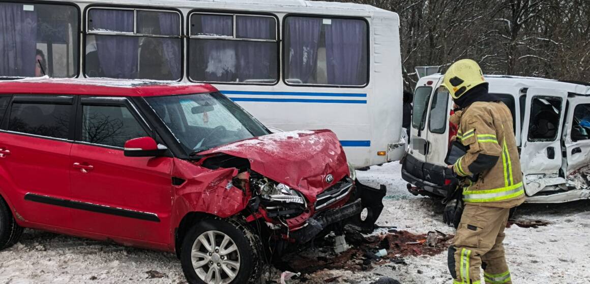 Потрійна ДТП на Вінниччині: рятувальники деблокували людей із понівеченого авто