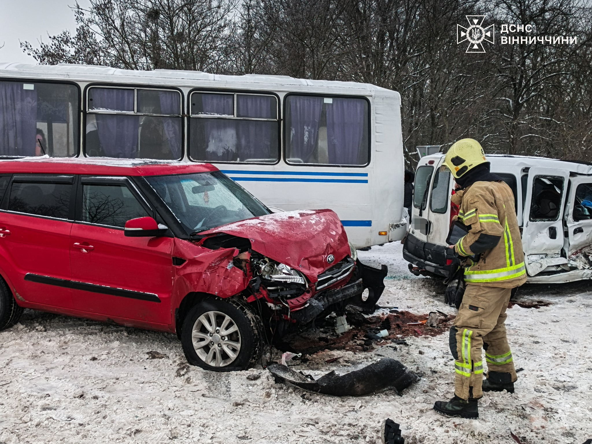 Потрійна ДТП на Вінниччині: рятувальники деблокували людей із понівеченого авто