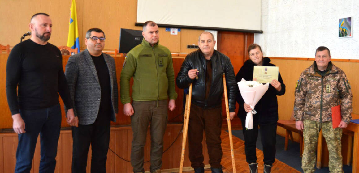 У Томашполі вручили нагороду Міноборони воїну, який пройшов через російський полон