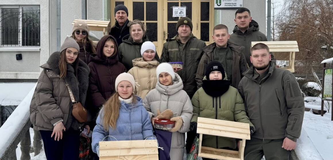 160 нових «їдалень» для пташок: лісівники вчать дітей допомагати природі