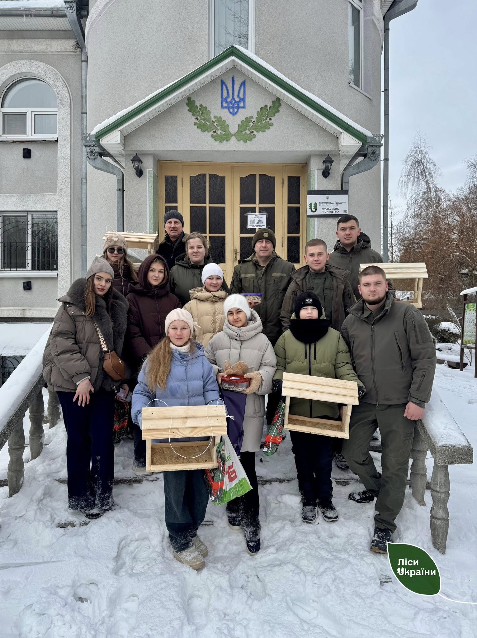160 нових «їдалень» для пташок: лісівники вчать дітей допомагати природі
