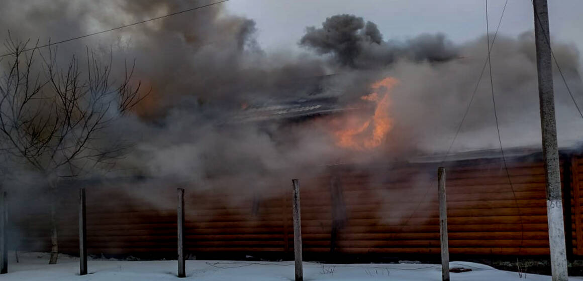 Масштабна пожежа на Вінниччині: вогонь ледь не знищив житловий будинок та два гаражі