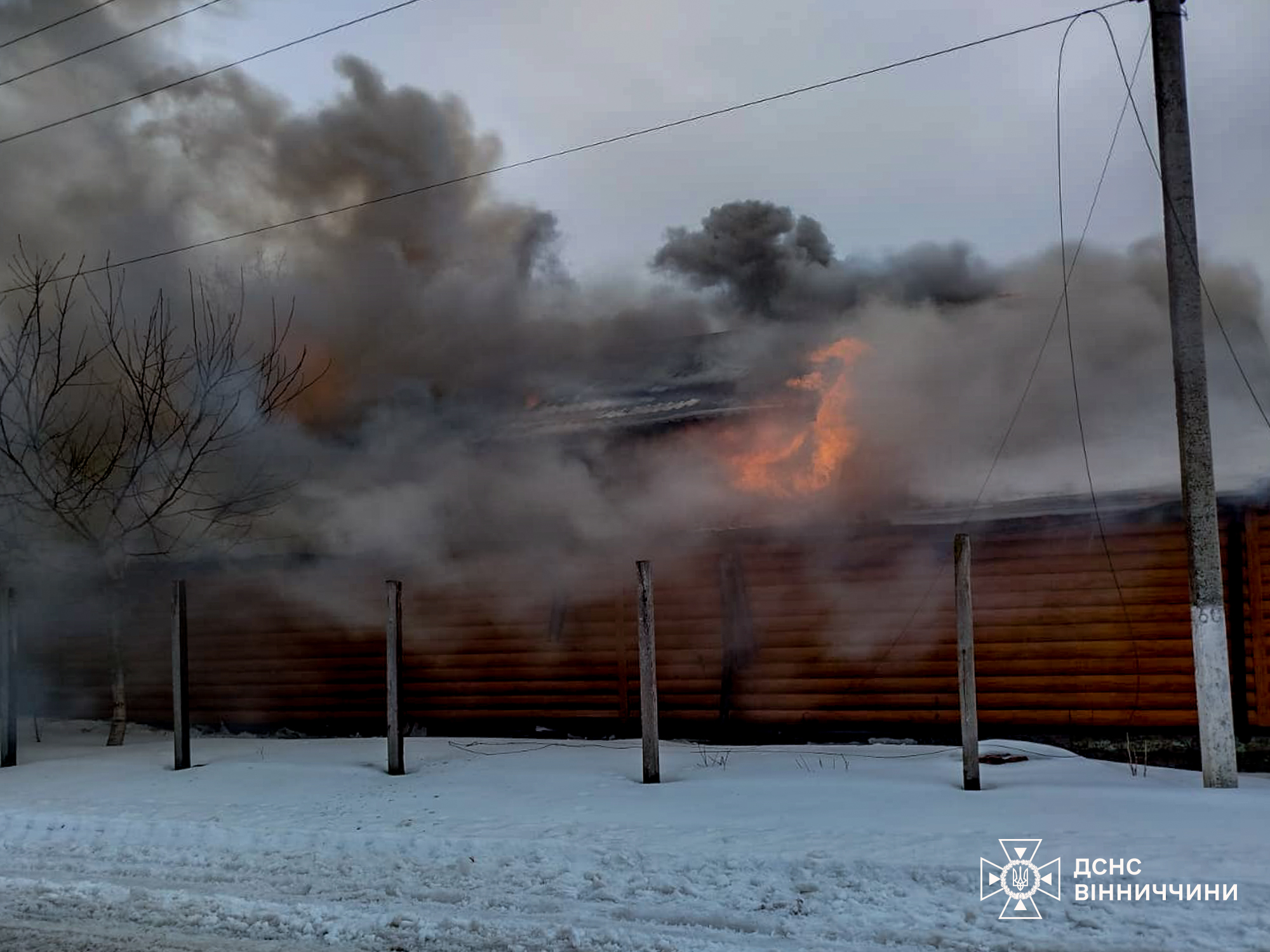 Масштабна пожежа на Вінниччині: вогонь ледь не знищив житловий будинок та два гаражі