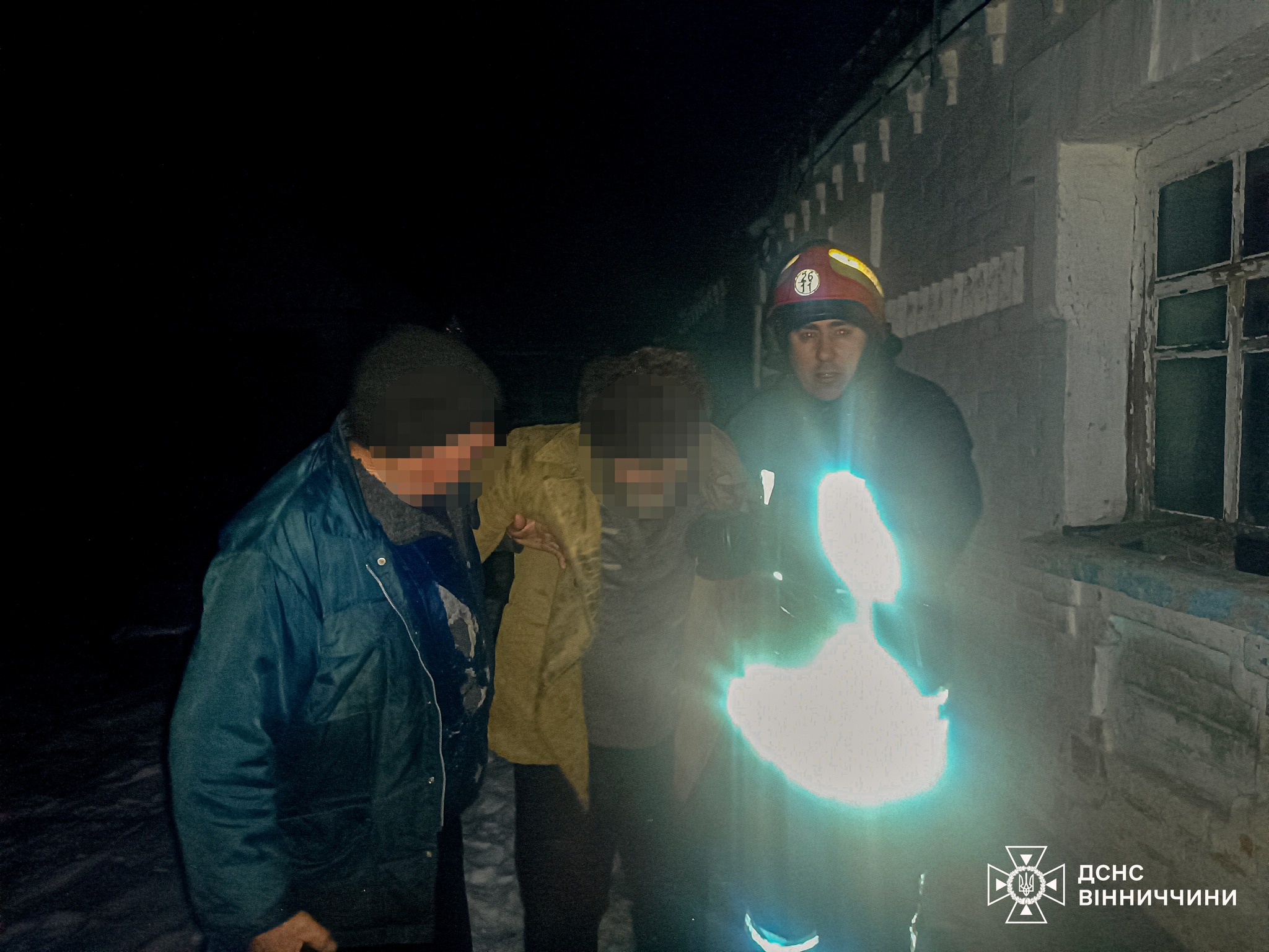 Надзвичайники Вінниччини врятували 88-річного дідуся з палаючого дому