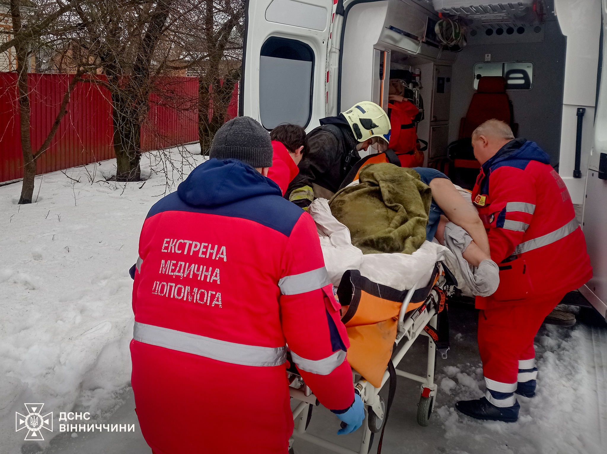 Паління ледь не забрало життя: на Вінниччині бійці ДСНС врятували чоловіка