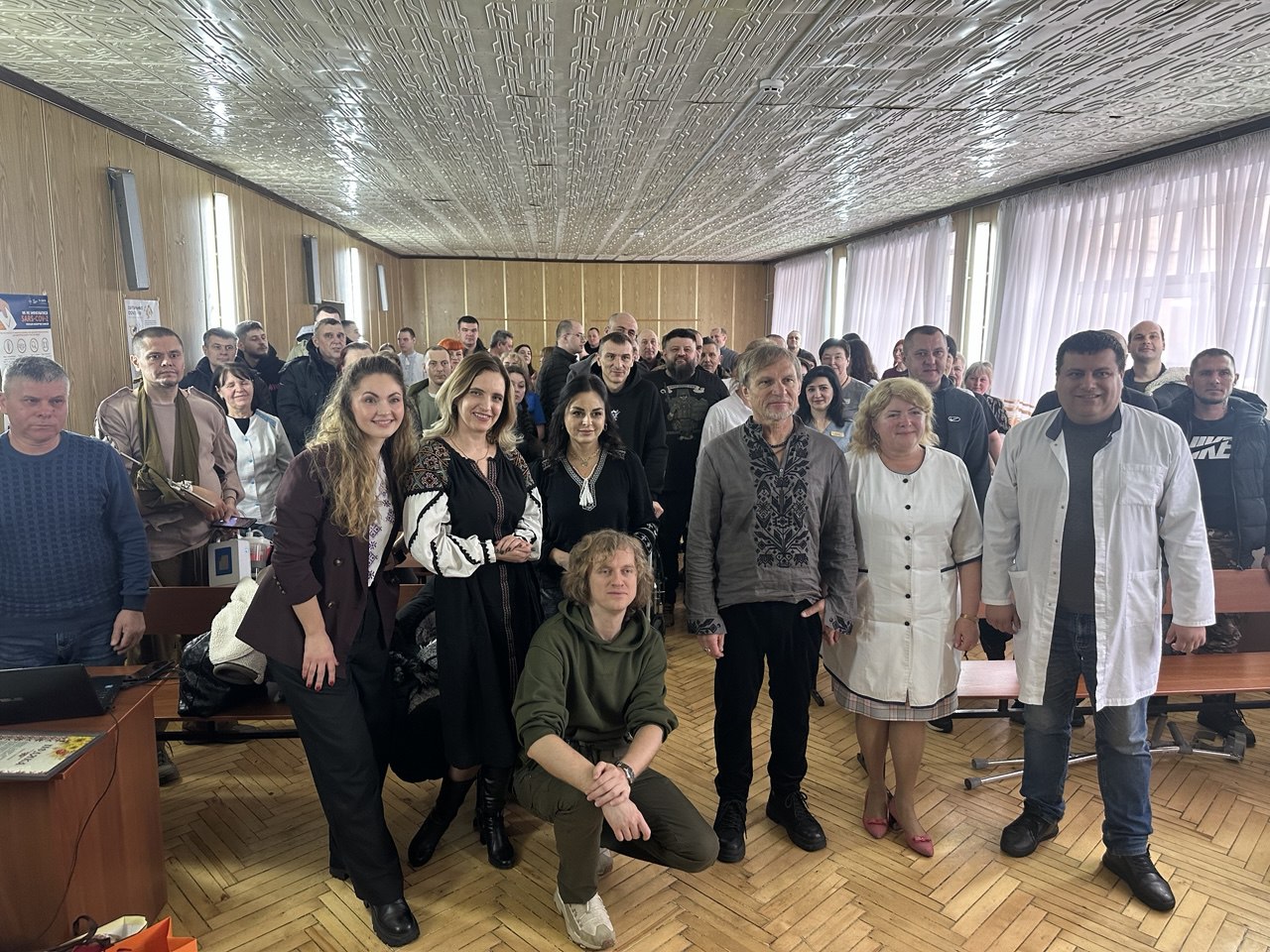 Олег Скрипка зустрівся з вінницькими ліцеїстами-волонтерами