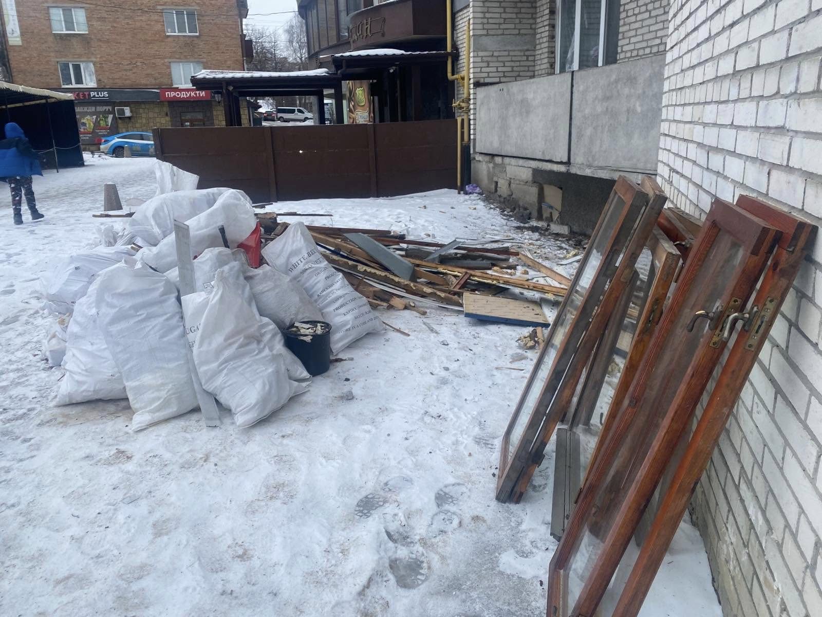 Посеред двору складав будівельне сміття: у Вінниці оштрафували порушника