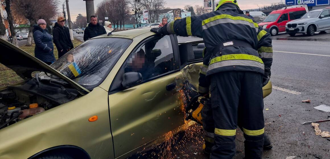 641514764_1398135758992643_3657678031045895890_n У Тульчині рятувальники деблокували двох людей після ДТП