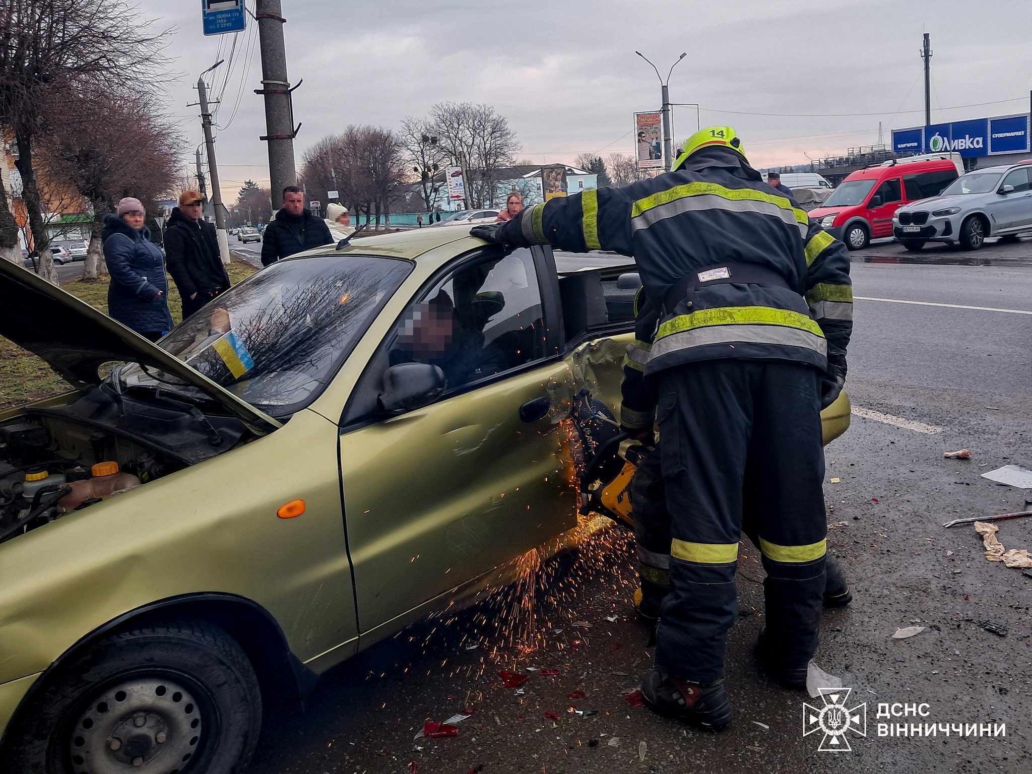 У Тульчині рятувальники деблокували двох людей після ДТП
