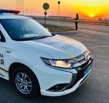 69_main-v1628509198 Поломка посеред траси: вінницькі патрульні прийшли на допомогу водієві