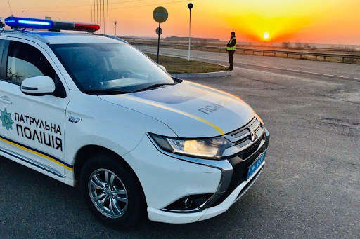 Поломка посеред траси: вінницькі патрульні прийшли на допомогу водієві