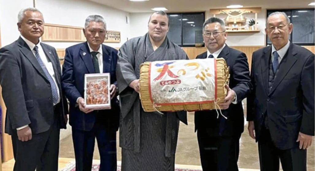 Вінницький сумоїст Аонішікі отримав від японських фермерів тонну рису та 40 кг хурми