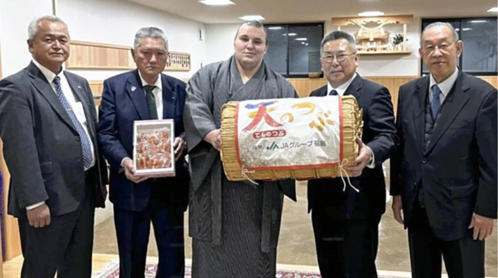 Вінницький сумоїст Аонішікі отримав від японських фермерів тонну рису та 40 кг хурми