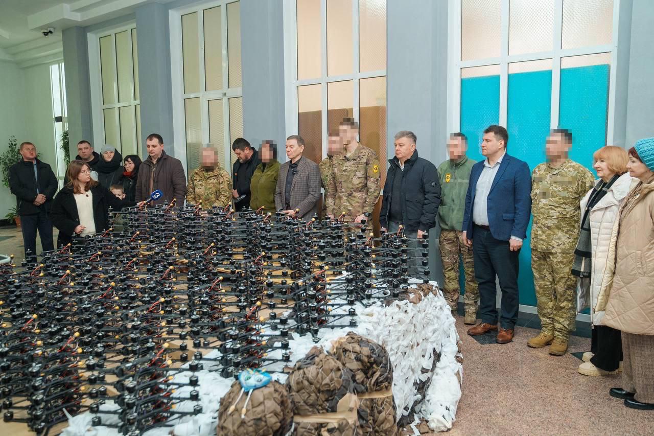 400 FPV-дронів, 540 окопних свічок та маскувальні сітки: Міжрегіональний координаційний гуманітарний штаб передав чергову допомогу захисникам