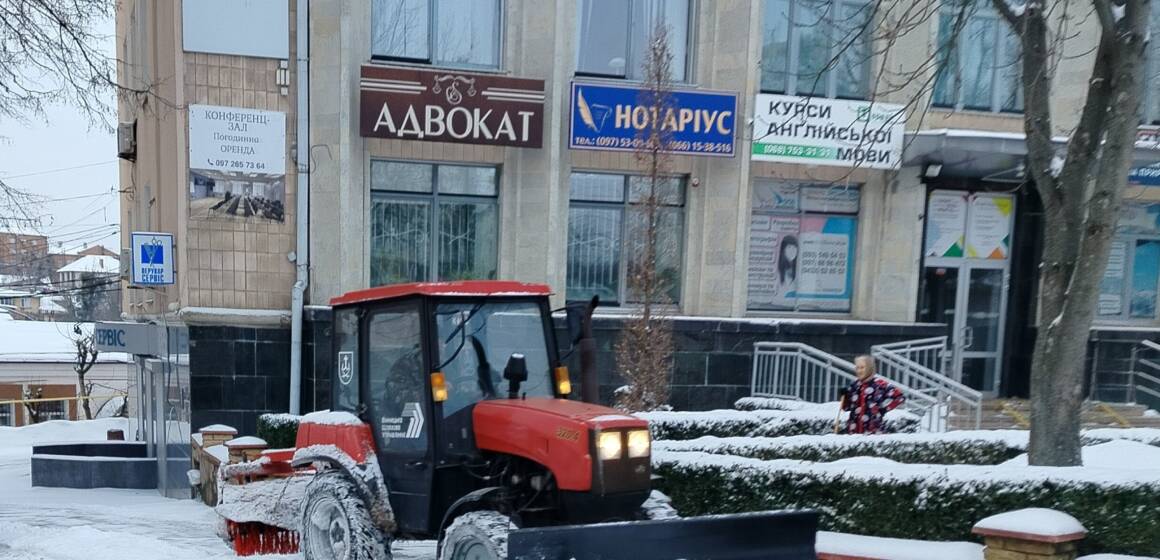 Вінницю від снігу прибирають понад 50 машин спецтехніки