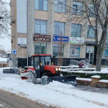 Вінницю від снігу прибирають понад 50 машин спецтехніки