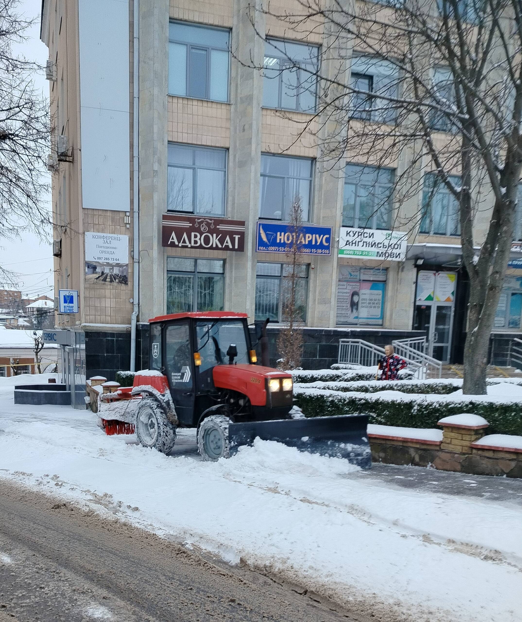 Вінницю від снігу прибирають понад 50 машин спецтехніки