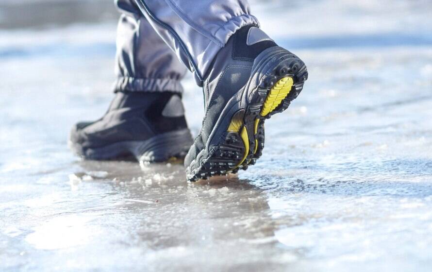 Як уникнути падінь на льоду: поради щодо взуття та техніки ходьби