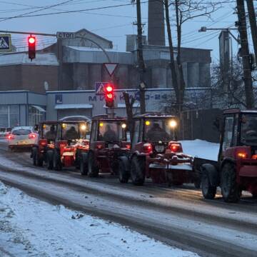 У Вінниці знову сніг: спецтехніка вже виїхала на вулиці міста