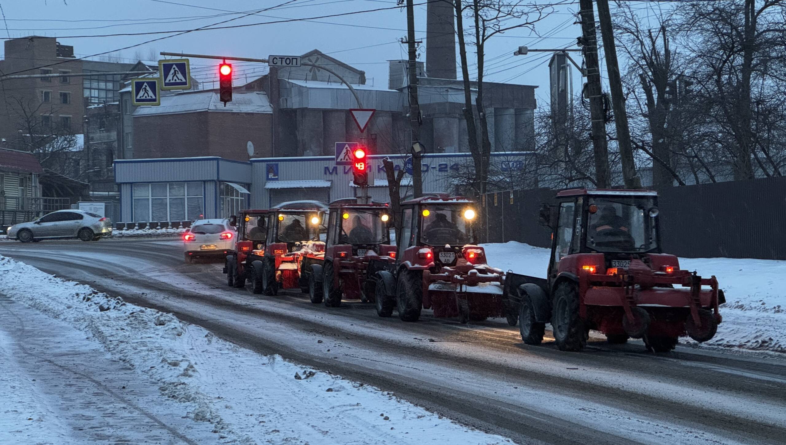 У Вінниці знову сніг: спецтехніка вже виїхала на вулиці міста
