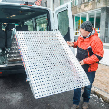 Міжнародна підтримка: Вінниця отримала автобус для маломобільних мешканців