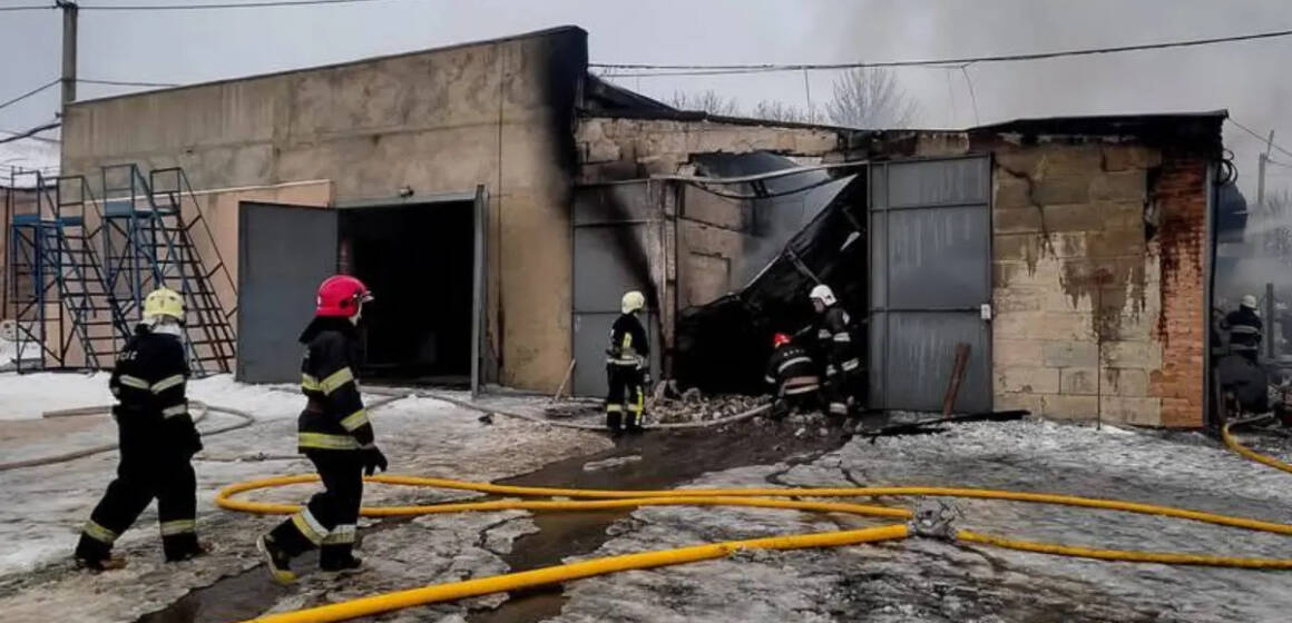 Вісім пожеж за добу зафіксували на Вінниччині: горіли підприємство, будинки та автомобілі