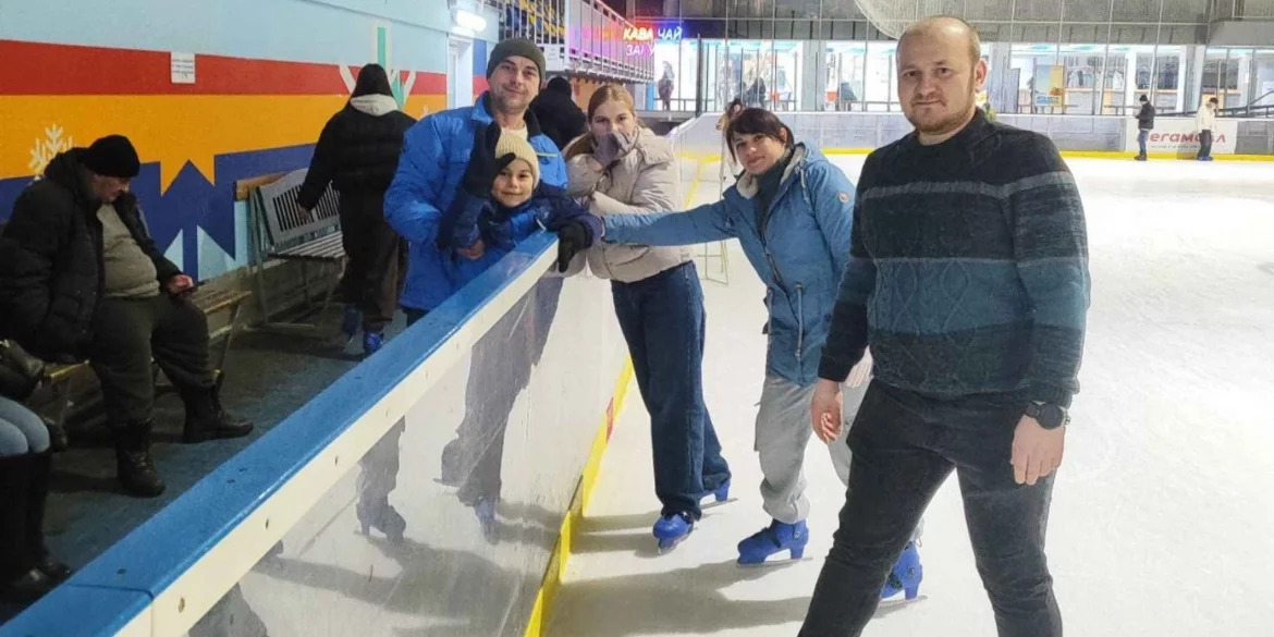 Для ветеранів та учасників бойових дій організували у Вінниці катання на ковзанах