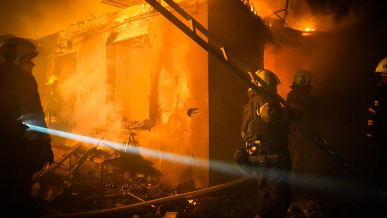 Атака БпЛА на Одеський район: пошкоджено ліцей та склади енергокомпанії, двоє травмованих