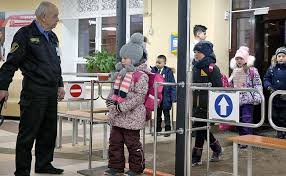 Металодетектори та відеонагляд: уряд запроваджує нові стандарти безпеки в українських школах