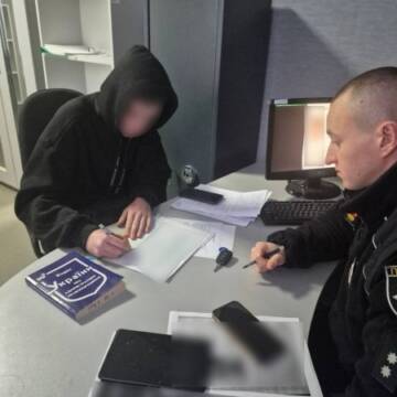 На Вінниччині затримали чоловіка за використання поліцейської символіки